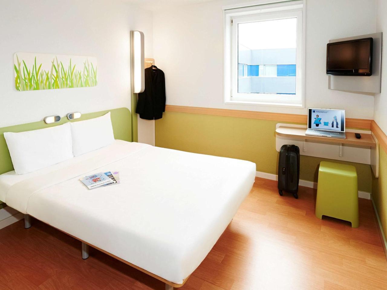 Ibis Budget Versailles Chateau Saint Cyr L'Ecole Exterior foto